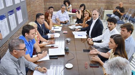 Los Andes | Andrea Matura, presidenta del Colegio de Abogados junto a  Cristian Awad y Giuliano Lo Bello, y el presidente del Consejo Profesional de Ciencias Económicas, Julián Sadofschi. Prensa: Colegio de Abogados y Procuradores de Mendoza.
