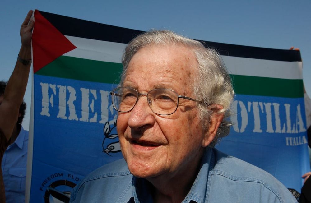 ARCHIVO - En esta foto de archivo del 20 de octubre de 2012, el activista Noam Chomsky participa en una conferencia de prensa en el puerto de Ciudad de Gaza para apoyar una flota con destino a Gaza. (AP Foto/Hatem Moussa, Archivo)