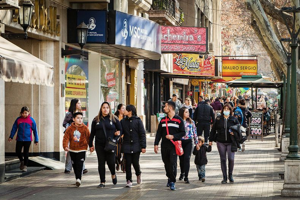 La Escuela Mendocina de Educación en Consumo, es una iniciativa que cuenta con una plataforma diseñada para transformar al ciudadano en un usuario más formado para un consumo seguro.