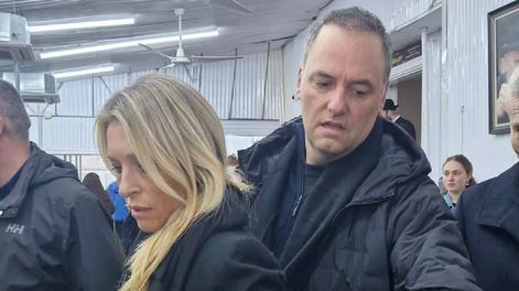 Manuel Adorni y su esposa Bettina Angeletti, en la mira de la Justicia por un viaje en vuelo privado a Punta del Este.