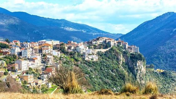 casas por un euro en norma, un pueblo medieval a 70 kilometros de roma: como funciona y quien puede comprarlas