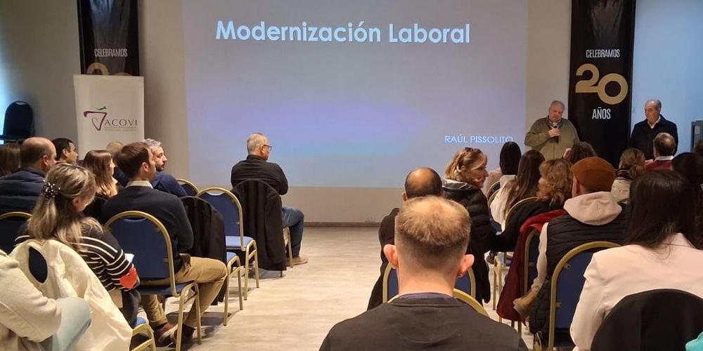 Fabián Ruggeri, presidente de Acovi y SVE, inauguró la jornada de capacitación organizada por Acovi y SVE sobre reforma laboral en el cooperativismo vitivinícola.