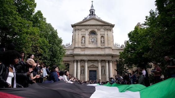 Estudiantes se manifiestan frente a la Universidad La Sorbona con una enorme bandera palestina, el lunes 29 de abril de 2024 en París, Francia. (Foto AP/Christophe Ena)