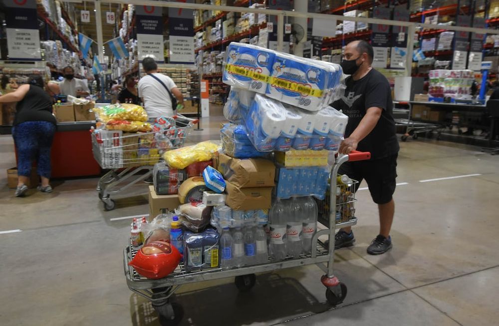 Un informe privado revela que se requieren dos salarios promedios para cubrir la Canasta Básica Total, más gastos habituales. Foto: Orlando Pelichotti / Los Andes