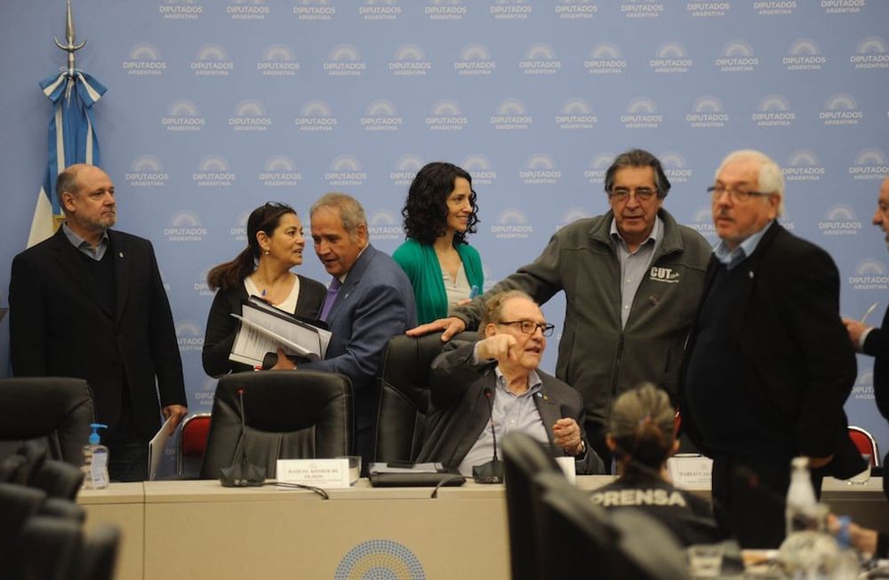 El diputado Carlos Heller en la Comisión de Presupuesto y Hacienda, durante el debate sobre la eliminación del impuesto a las Ganancias (Foto: Federico López Claro)