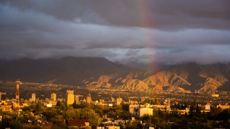 El imponente arco iris esta mañana sobre la ciudad de Mendoza. Ignacio Blanco.