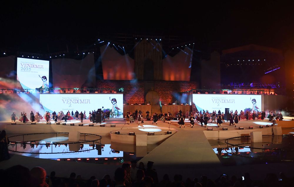 El escenario listo para el espectáculo Guardiana del Vino Eterno de la Fiesta Nacional de la Vendimia 2025.