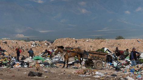 Los Andes | La cooperativa Manos a la Obra tenía como objetivo convertir a changarines del basural del departamento en recicladores pero hoy es objeto de una causa por presunto desvío de fondos públicos.