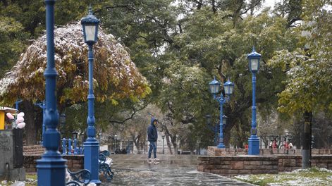 La sorpresa del domingo: comenzó nevar en el llano mendocino. La Plaza Independencia. Foto: Ramiro Gómez / Los Andes.&nbsp;