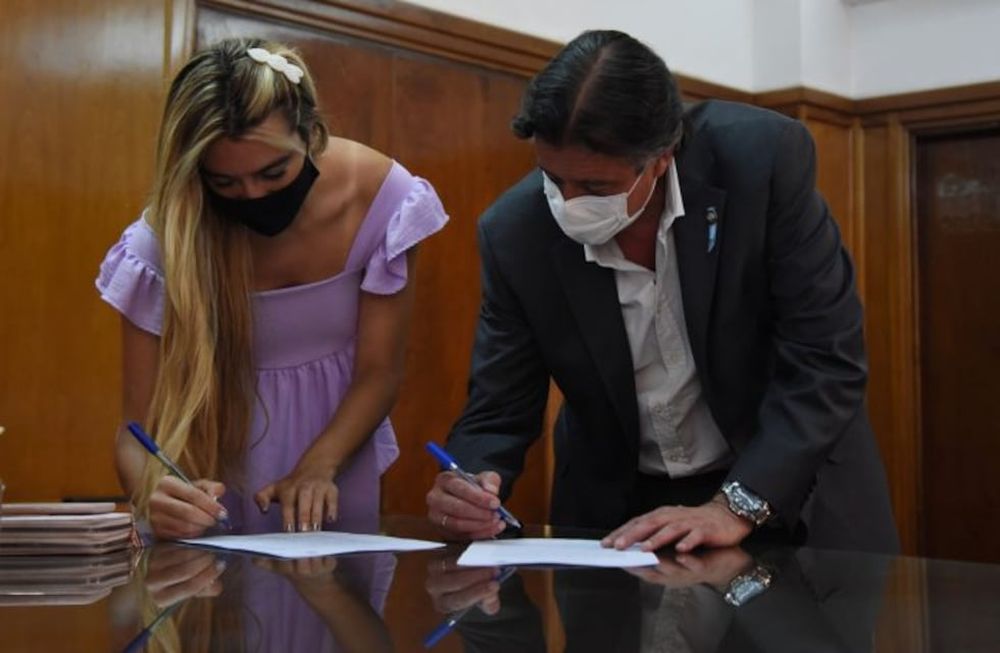 La presidenta de la subcomisión de fútbol femenino, Giuliana Díaz, firmó acuerdo con el Gobierno para que se capacite a afiliados y trabajadores de la Liga Mendocina sobre temáticas de violencia de género en el ámbito deportivo.