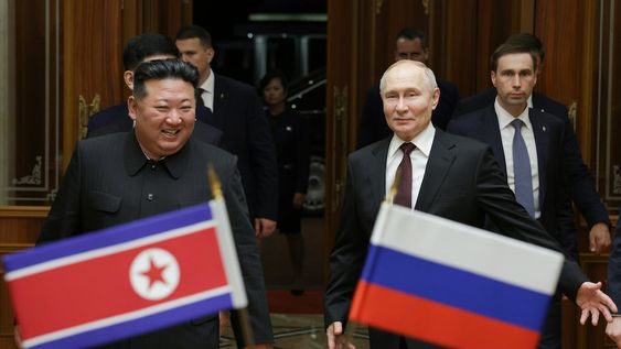 El presidente de Rusia, Vladímir Putin (derecha), y el líder de Corea del Norte, Kim Jong Un, sonríe durante un encuentro en el Aeropuerto Internacional Sunan, a las afueras de Pyongyang, Corea del Norte, el 19 de junio de 2024. (Gavriil Grigorov, Sputnik, Kremlin Pool Foto vía AP)