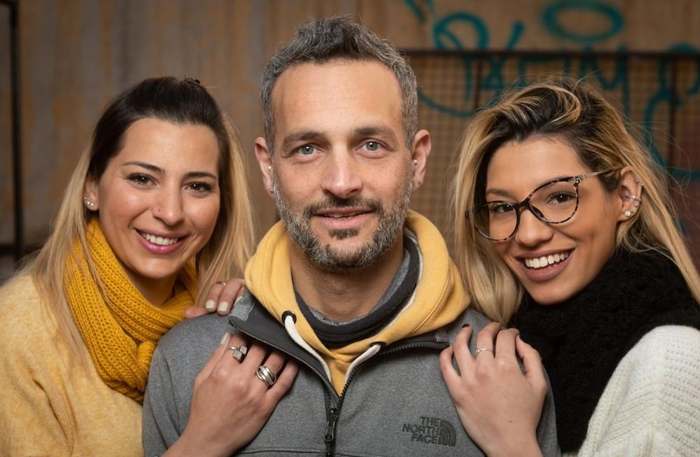 Eliana , Nazareno y Maira son una pareja de tres y cultores del poliamor, un hombre y dos mujeres que conviven juntos hace 4 añosFoto: Ignacio Blanco / Los Andes