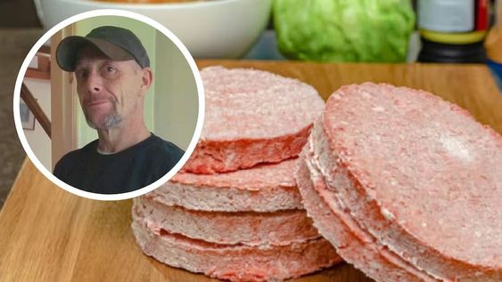 Barry Griffiths, la víctima fatal. Intentó separar dos hamburguesas congeladas con un cuchillo, le escapó y se mató sin querer (Daily Mail)