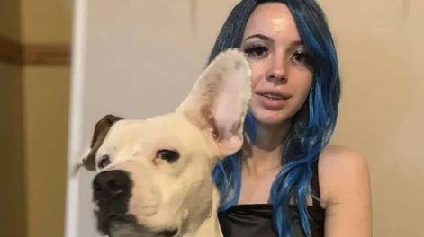 La joven detenida con el animal que habría sido víctima de abuso. Imagen: NYPost.