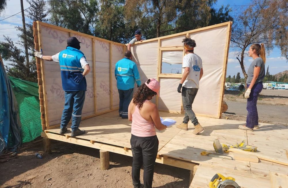 La Ciudad ya asiste con ayuda económica y módulos habitacionales a las familias afectadas por el incendio