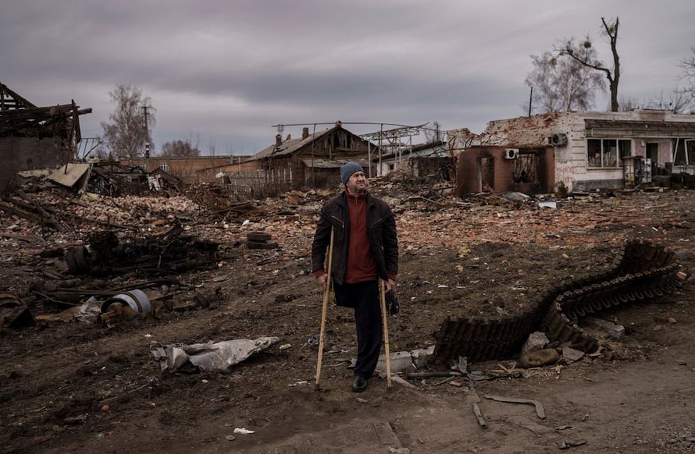 Un residente mirando los restos de un tanque ruso destruido en el pueblo de Trostsyanets. La ciudad ucraniana de Trostsyanets fue recientemente recuperada por las fuerzas de Ucrania después de permanecer tomadas por los rusos desde el comienzo de la guerra.  (Felipe Dana/ AP)