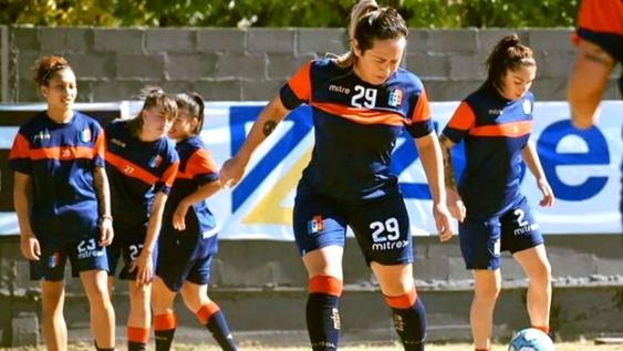 Jezabel Carranza de Deportivo Español será la tercera jugadora transgénero en competir en la máxima categoría del fútbol femenino de Argentina. / Gentileza.