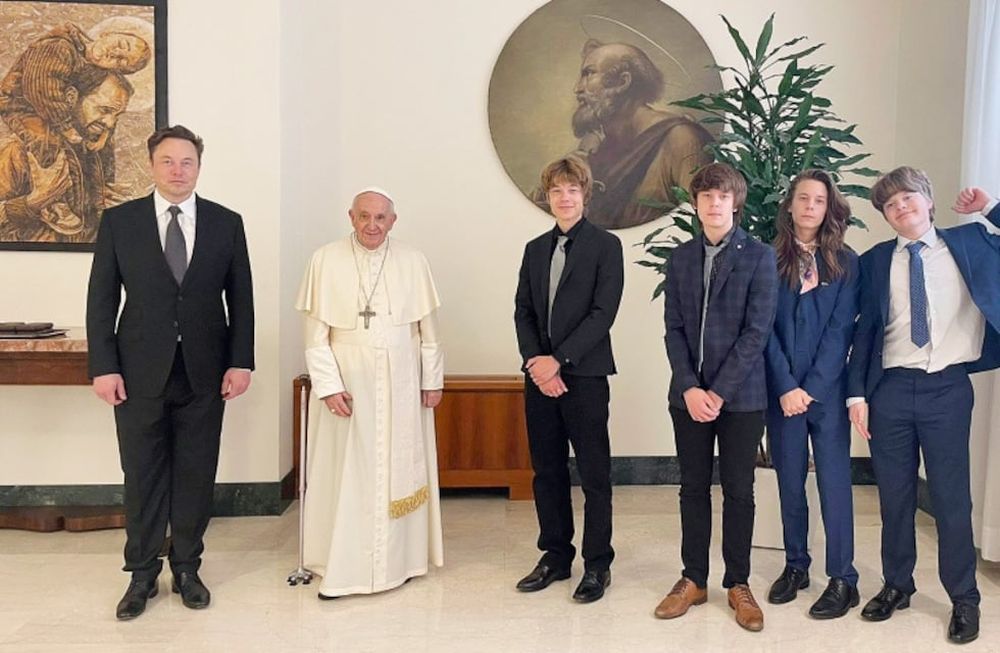 Elon Musk junto al Papa Francisco.