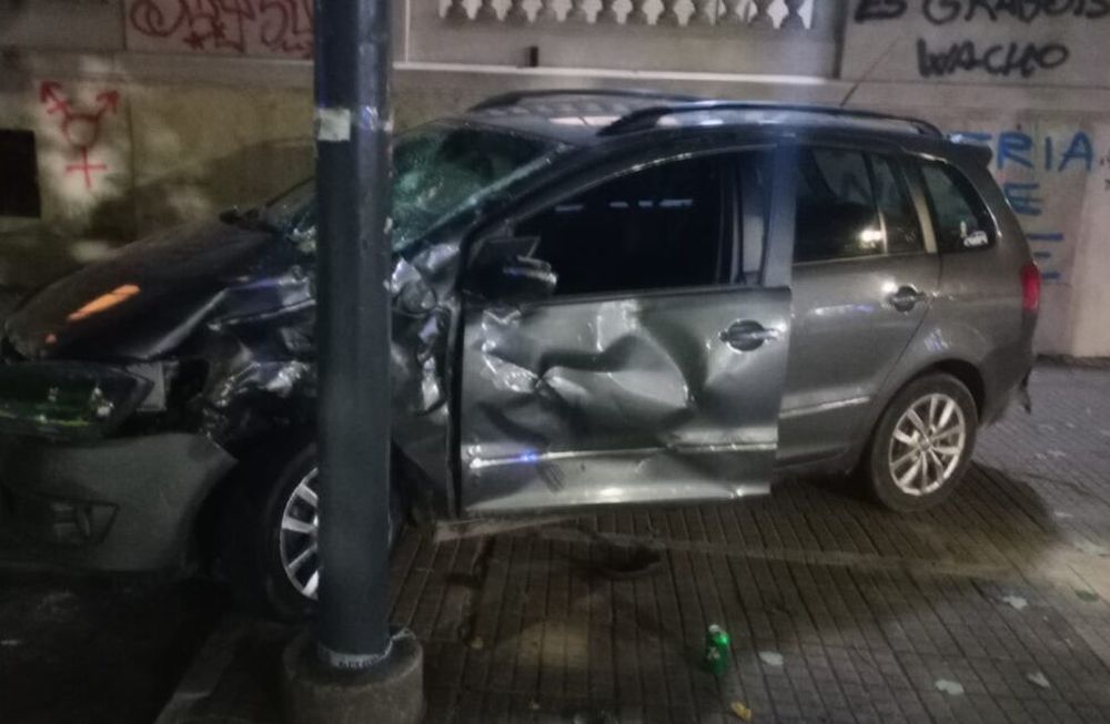 El vehículo era conducido por un joven de 19 años y en las filmaciones se ve que tenía paso con luz verde al llegar al cruce. Gentileza: X @PolicialesON.