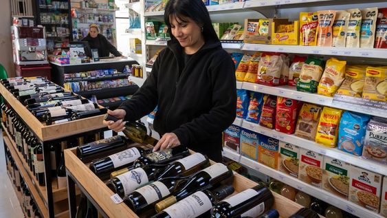 Empleados de comercio: si se suma el presentimo, el salario básico alcanzará el piso de $286.000 pero falta ver cuándo se pagará el bono de $30.000Foto: Ignacio Blanco / Los Andes