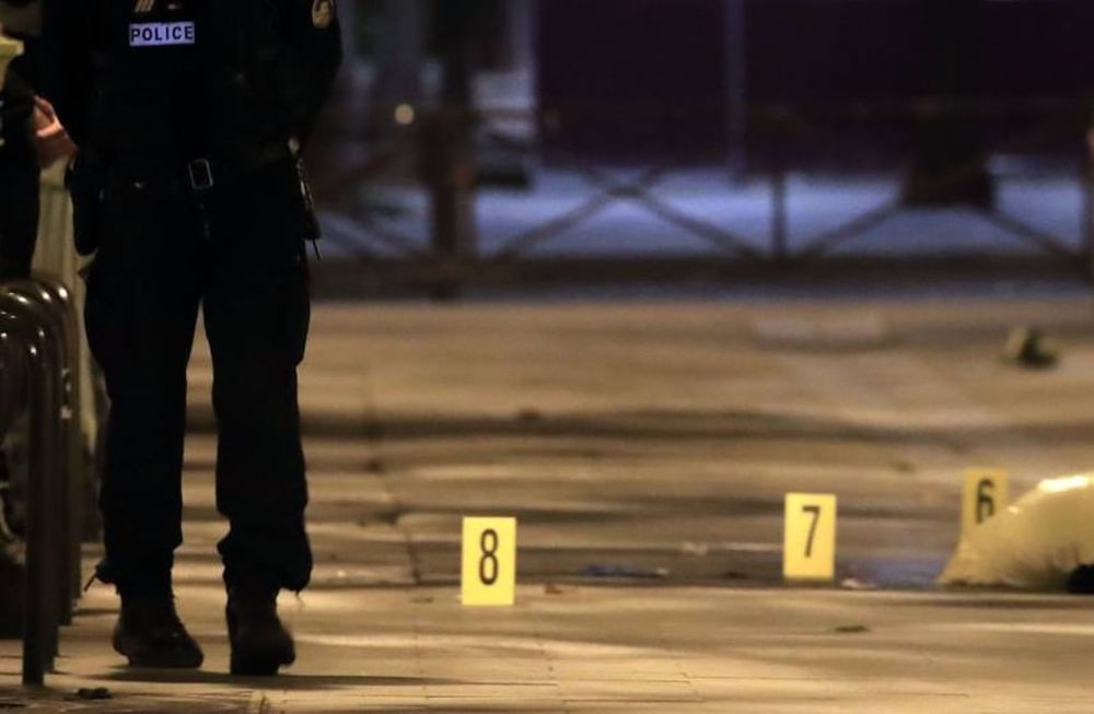Un hombre hirió a 7 personas a puñaladas en París, entre ellos turistas