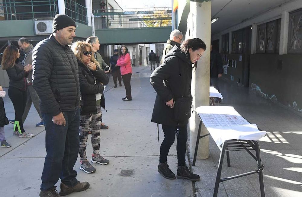 Cómo estará el tiempo para el domingo de las PASO nacionales: el frío puede concentrar votantes en las horas más templadas.Elecciones provinciales PASO 2023 del 11 de junio en la provincia de Mendoza.En la Escuela Belgrano de Godoy Cruz, Los ciudadanos esperan el turno para ingresar al cuarto a emitir su votoFoto: José Gutierrez / Los Andes