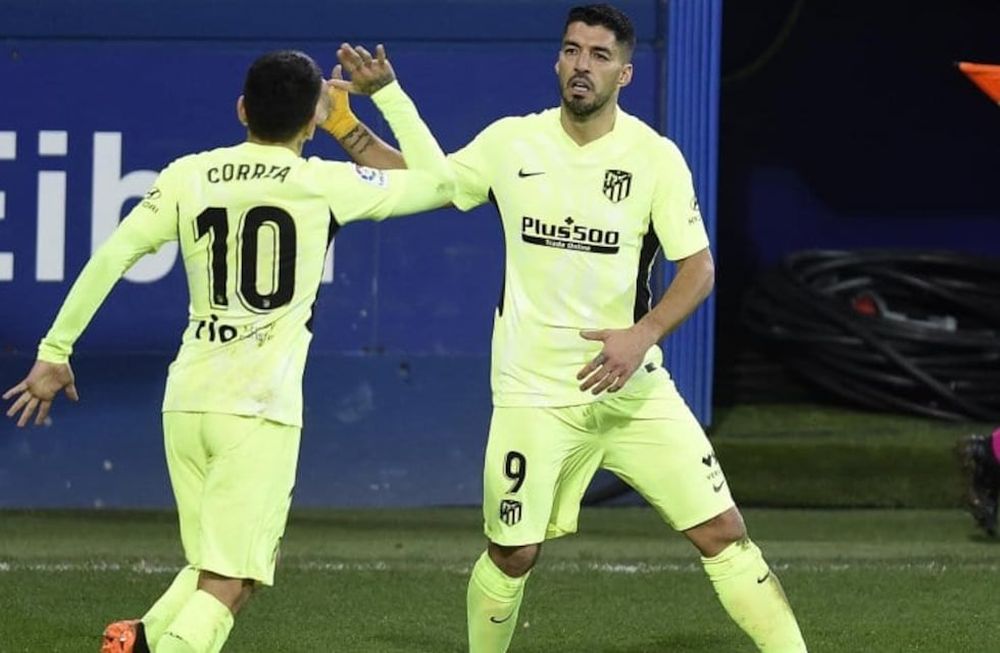 El uruguayo Luis Suárez convirtió dos goles para que el Atlético Madrid saque siete puntos de diferencias al escolta. / Gentileza.