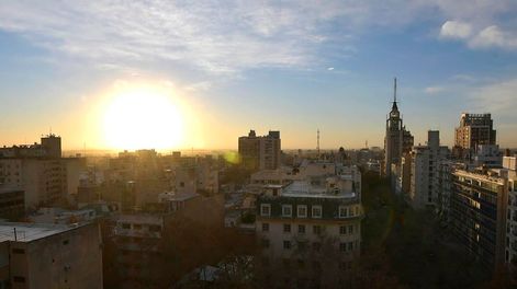 Amanecer en la Ciudad de Mendoza. Foto archivo / Los Andes
