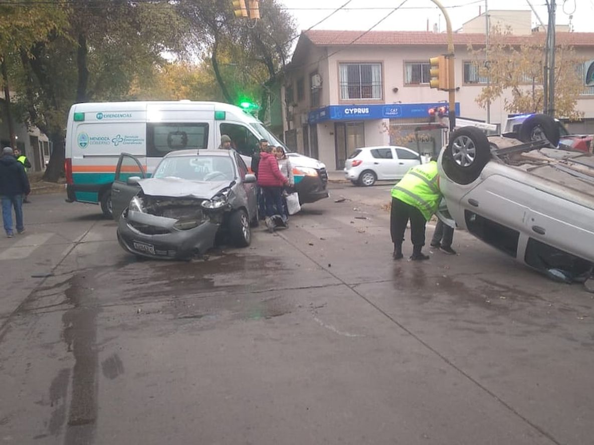 Aparatoso accidente en pleno centro de Ciudad: dos vehículos chocaron y los conductores sufrieron heridas. | Foto: Ministerio de Seguridad y Justicia