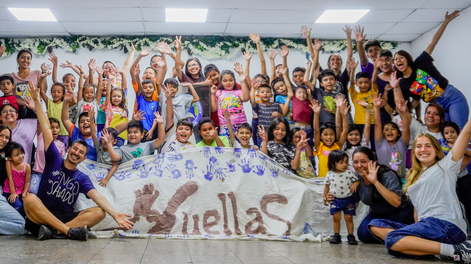 Impactante y emotiva campaña invita a voluntarios a acompañar a niños y adultos mayores que resisten en soledad. Foto: Gentileza ONG Huellas