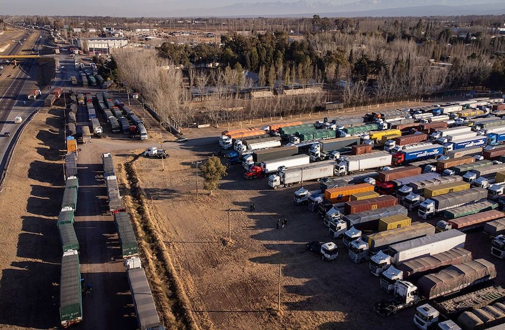 Ruta 40 y Ruta 7 Luján de Cuyo. Desde hace 11 días, más de 6.000 transportistas se encuentran apostados en distintos puntos de la provincia sin poder cruzar Chile.  Foto: Ignacio Blanco / Los Andes