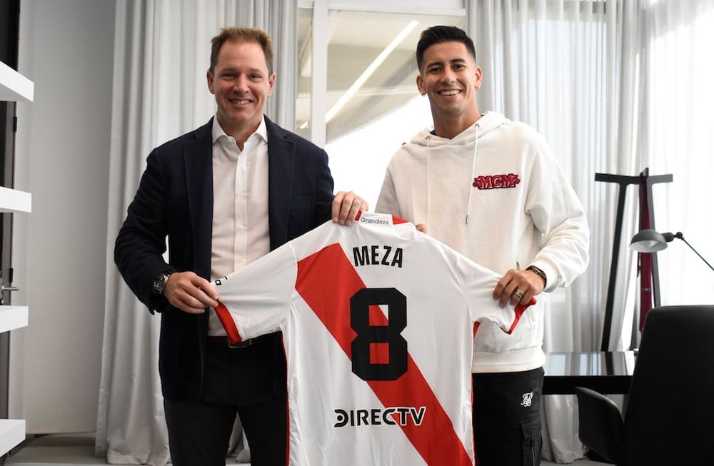 Maximiliano Meza firmó su contrato y se convirtió en nuevo jugador de River. (Prensa River).