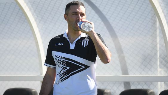 Fútbol Primera Nacional, Gimnasia y Esgrima de Mendoza vs. Temperley en cancha de Gimnasia.Joaquín Sastre D.T. de GimnasiaFoto: José Gutierrez / Los Andes
