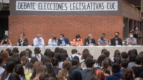 Los Andes | Los candidatos de todas las fuerzas políticas de Mendoza debatieron sus ideas ante los alumnos del Colegio Universitario Central (CUC), en lo que significa el primer debate de cara a las elecciones generales del 14 de noviembre. Ignacio Blanco / Los Andes