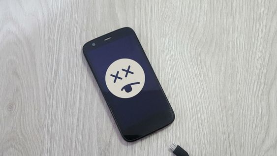 Si tu teléfono Android no carga ni enciende, intenta reiniciarlo presionando el botón de encendido durante 5 a 7 segundos, lo cual puede resolver problemas de software