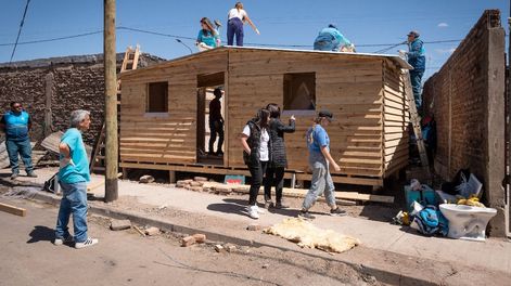 Los Andes | Tras el incendio de la playa de San Agustín y algunas casas de la zona, comenzó la construcción de viviendas de emergencia prefabricadas para las familias afectadas. | Foto: Ignacio Blanco / Los Andes