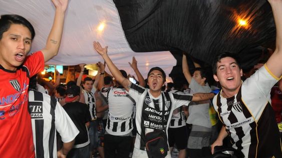 FOTOS Y VIDEO: delirio y alegría de los hinchas del Lobo en Garibaldi y San Martín