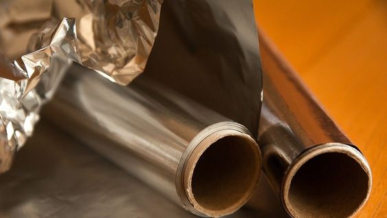 papel aluminio y vinagre: la formula de limpieza para devolver el brillo a la cocina