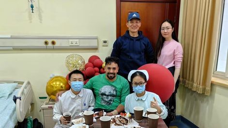 Manu heredia festejo en la habitación