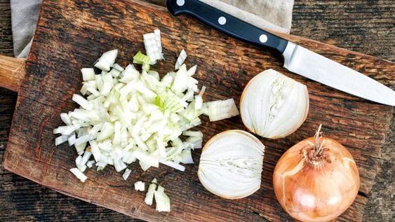 Guardar lo que sobró de tu palta en un envase con agua es un error porque acumula bacterias.