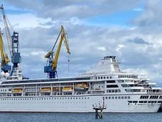 El Odyssey, un lujoso crucero que prometía una travesía de tres años alrededor del mundo, se encuentra actualmente detenido en Belfast, Irlanda del Norte, con sus 925 pasajeros atrapados a bordo.