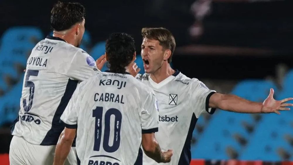 Gimenez, figura de Independiente de Avellaneda, autor de dos goles en el trinfo del Rojo en Uruguay.&nbsp;