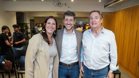 El economista ligado al PJ Hernán Létcher junto a los candidatos locales del peronismo, Emir Félix y Marisa Uceda.