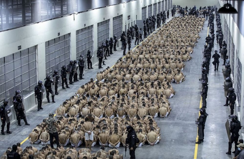 Cárcel de máxima seguridad en la que el gobierno de Bukele encierra a los pandilleros en El Salvador.