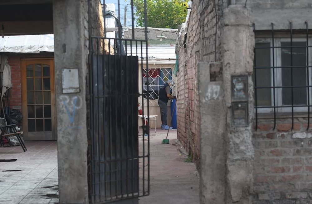 Policía Científica trabaja en la vivienda de la víctima en el barrio Espejo de Las Heras. - Marcelo Rolland / Los Andes