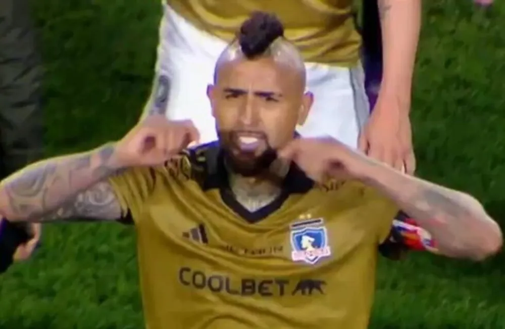 Arturo Vidal en la salida del Monumental. (Captura).