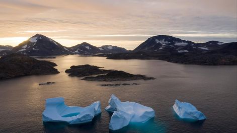 El cambio climático incide negativamente y genera riesgos, como la subida del nivel de los oceános vía derretimiento de de los glaciares.