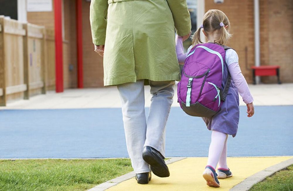 Una nena de tres años viajó durante siete horas en un transporte escolar. Foto: Web