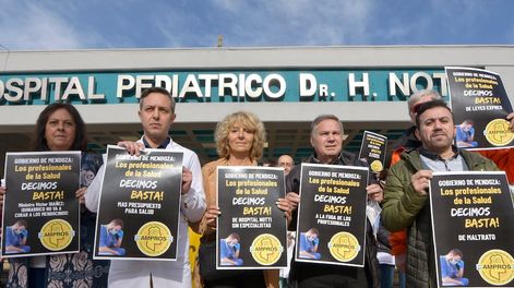 Los Andes | Ampros, el gremio de la salud liderado por Claudia Iturbe, despliega medidas para frenar la ley de tope salarial. Foto:  Orlando Pelichotti / Los Andes