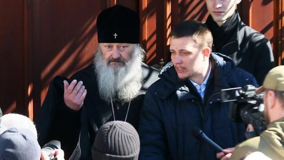 Abad Pavlo, líder de la Iglesia Ortodoxa Ucraniana, siendo esposado por la policía de Kiev mientras los fieles lo apoyan y reclaman a las autoridades.
